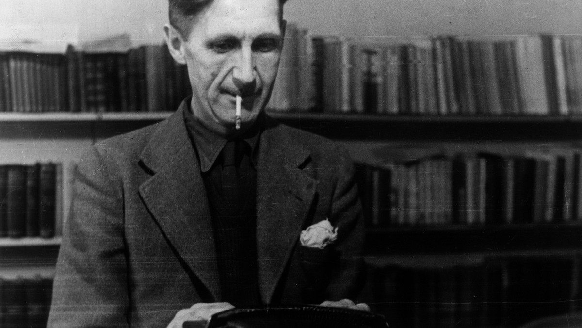 George Orwell w swoim gabinecie. Obok pierwsze wydanie „Folwarku zwierzęcego z 17 sierpnia 1945 r.