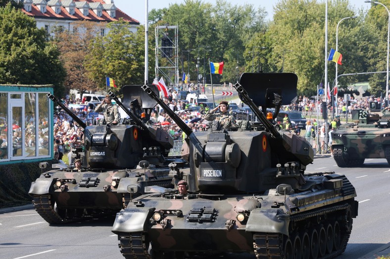 Warszawa, 15.08.2025. Defilada wojskowa na warszawskiej Wisłostradzie, w ramach obchodów Święta Wojska Polskiego, 15 bm. Tegoroczna defilada wojskowa odbywa się pod hasłem „Dziękujemy za Waszą służbę”. (mr) PAP/Rafał Guz