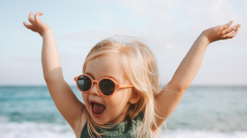 Hány éves kortól viseljen a gyermekünk napszemüveget | EgészségKalauz