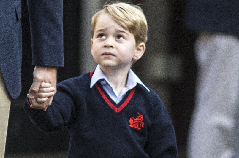 Czteroletni książę, który będzie w szkole znany jako "George Cambridge", został przywitany przez dyrektorkę Helen Haslem, która uścisnęła mu dłoń i zabrała na pierwsze zajęcia.