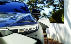 Toyota bZ4X ujawniona. Koniec kierownicy, dwie wersje mocy i duża trwałość napędu