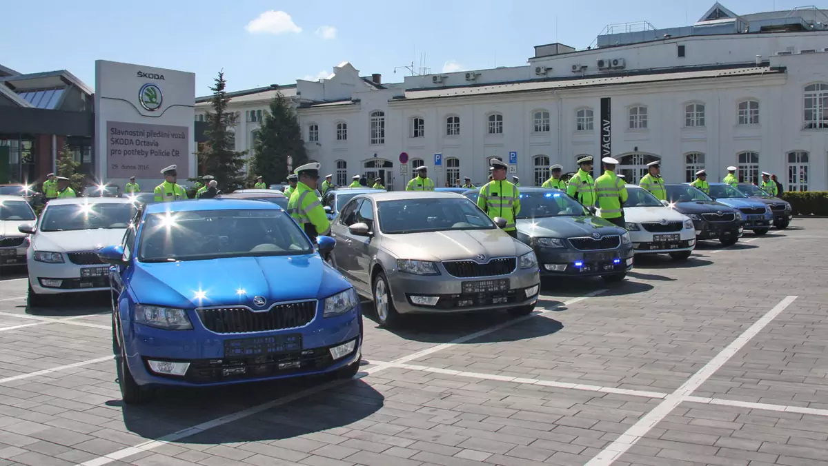 Nowe nieoznakowane radiowozy czeskiej policji