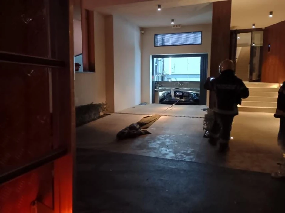 Vatrogasci - spasioci izvukli automobil koji je propao kroz garažni lift