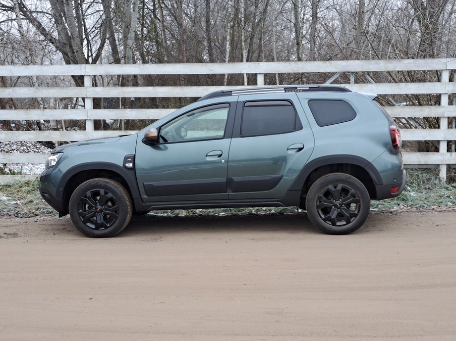 Dacia Duster nie wyróżnia się wyglądem, ale w porównania z modelem pierwszej generacji przeszła bardzo korzystną metamorfozę.