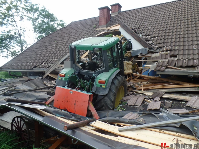 11-latka z Austrii wjechała ciągnikiem w dach domu.