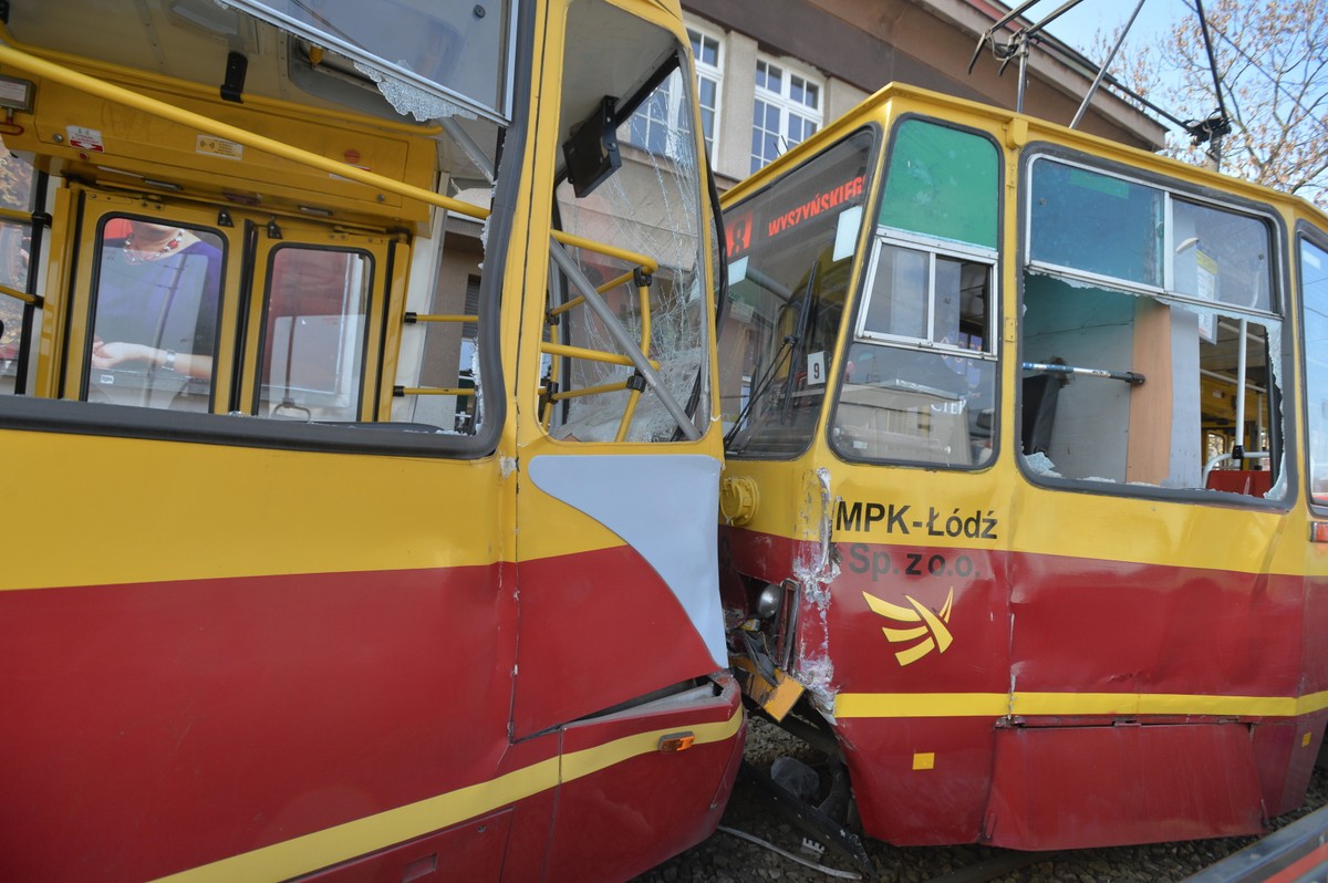 Do zderzenia doszło w Łodzi na rondzie u zbiegu al. Włókniarzy i ul. Limanowskiego