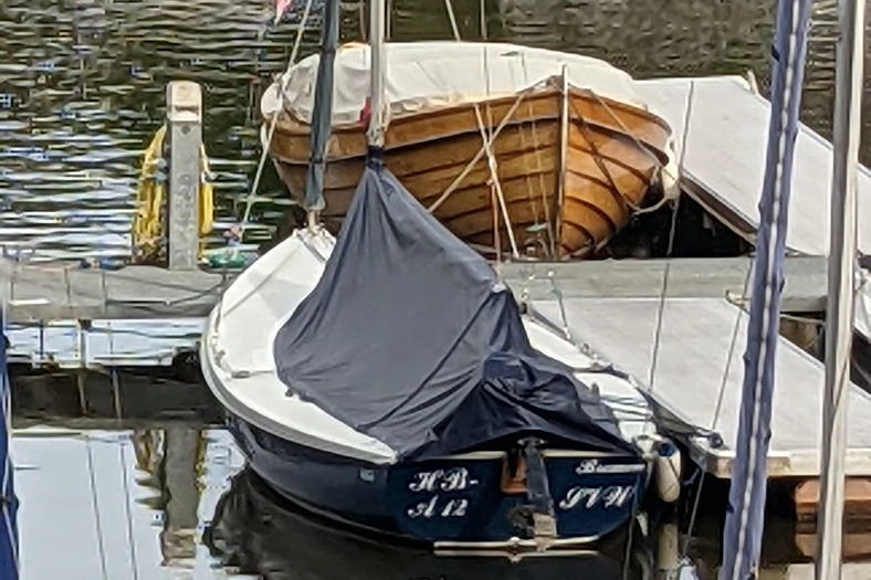 Pixel 4a. Litery na rufie łodzi są rozmyte, a osłona łodzi jest szara i nieostra