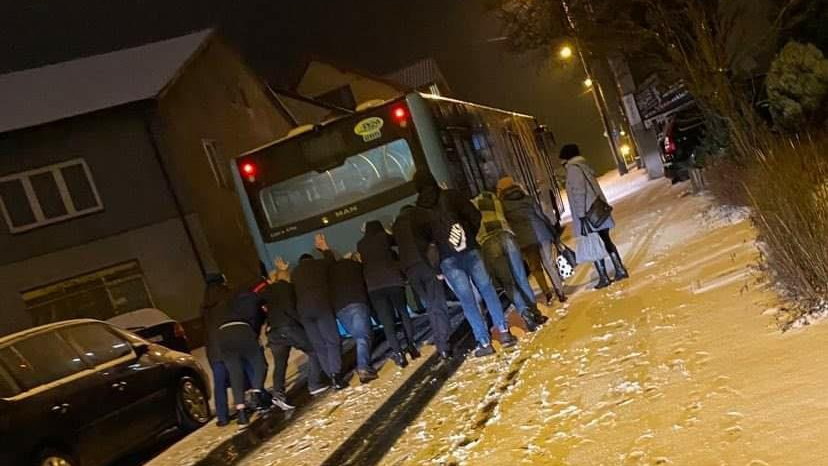 Pasażerowie pchali autobus w Jaworznie