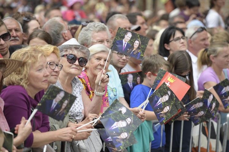Tłumy na trasie spaceru
