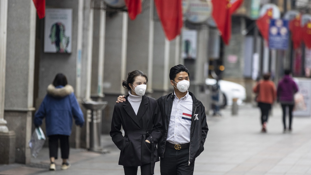 Epidemia nowego koronawirusa zabiła już w Chinach kontynentalnych więcej ludzi niż SARS w latach 2002-2003. Tymczasem wybudowany w trybie ekspresowym szpital na tysiąc łóżek dla zarażonych wirusem w mieście Wuhan przyjął w poniedziałek pierwszych pacjentów.