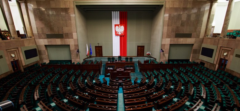 Sondaż IBRiS dla Onetu: rośnie poparcie PiS i Lewicy, spada KO i Konfederacji