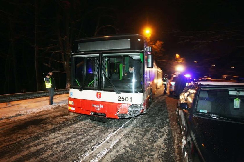 Wbił się pod autobus