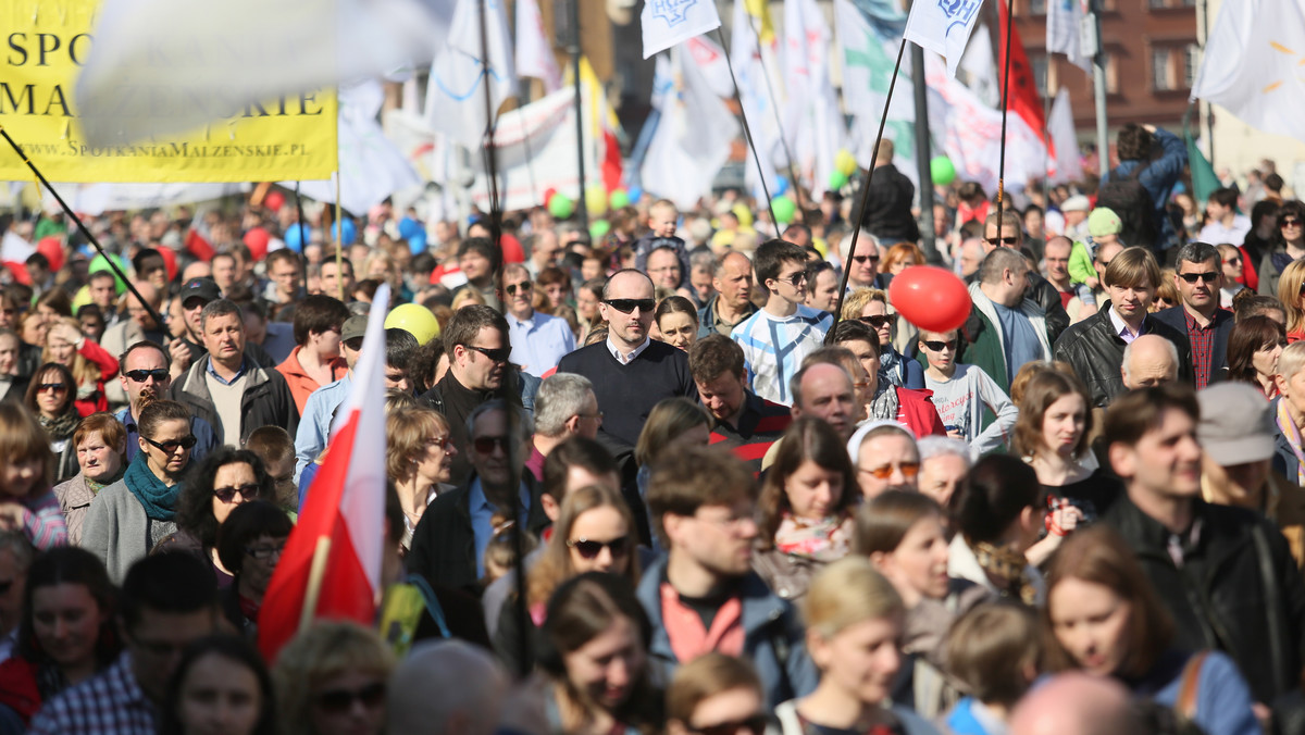 Do otwierania oczu na wszystkie problemy związane z szacunkiem dla ludzkiego życia, od początku aż do naturalnej śmierci - wezwał metropolita warszawski kard. Kazimierz Nycz, który wraz z abp. Henrykiem Hoserem, poprowadził w Warszawie IX Marsz Świętości Życia.