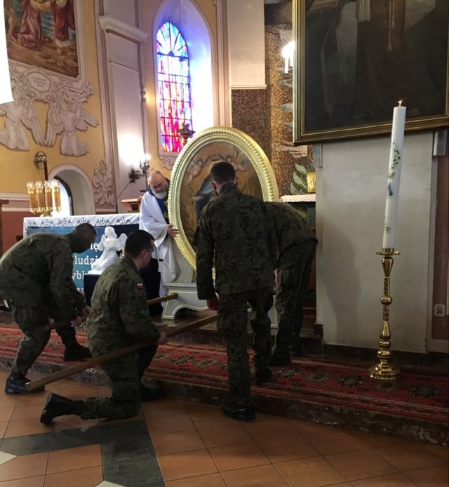 Żołnierze za chwilę wyniosą obraz Matki Bożej Łaskawej z kościoła w Kuźnicy. Po procesji obraz pojedzie do okolicznych parafii