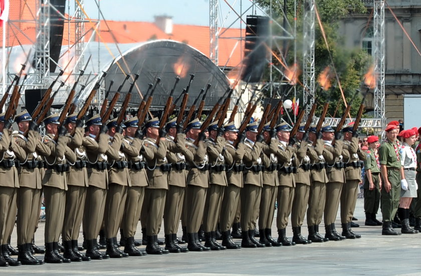 Warszawiacy zaśpiewają (nie)zakazane piosenki. Wieczorne uroczystości 71. rocznicy Powstania Warszawskiego