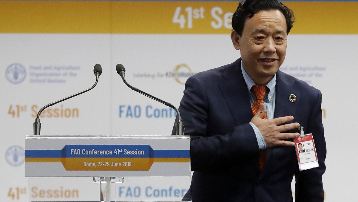 <strong>Qu Dongyu z Chin został wybrany w głosowaniu na nowego dyrektora generalnego Organizacji Narodów Zjednoczonych ds. Wyżywienia i Rolnictwa (FAO). Zastąpi Jose Graziano da Silvę z Brazylii. Wyboru dokonano w czasie obrad w siedzibie FAO w Rzymie.</strong>