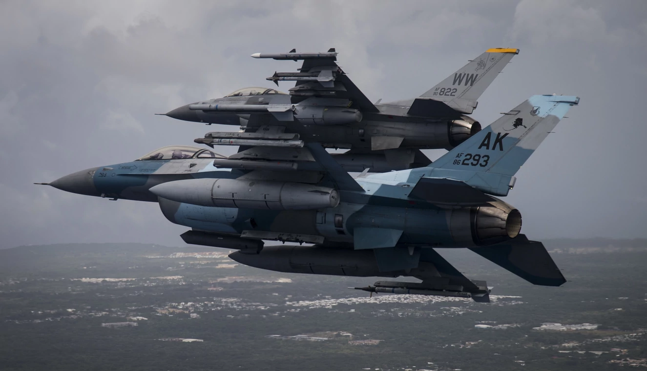 F-16 nad Alaską