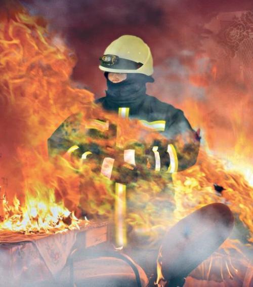 Visszavonták a veszélyes tűzoltóruhákat - Blikk