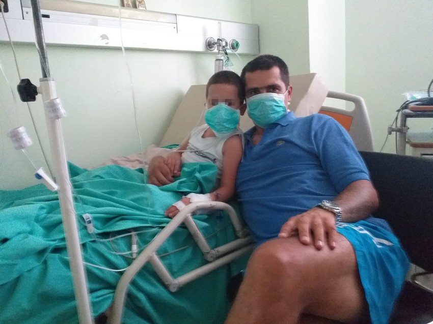 Mali Tadija sa ocem u bolnici u Grčkoj
