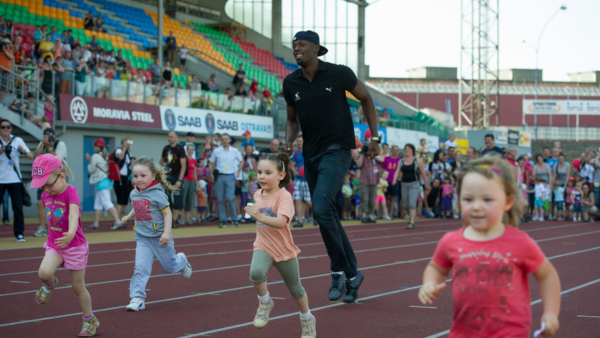 Jamajski sprinter Usain Bolt dostał w Ostrawie 10-kilogramową czekoladę. Nie ukrywał, że cieszy się z prezentu, jaki otrzymał od czeskich młodych lekkoatletów, ale tak go on rozkojarzył, że przegrał z adeptami biegów na dystansie 60 metrów.