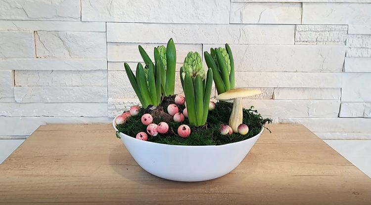 Néhány virágpalántából pillanatok alatt mesés tavaszi asztali díszt készíthetsz Fotó: Szűts Petra