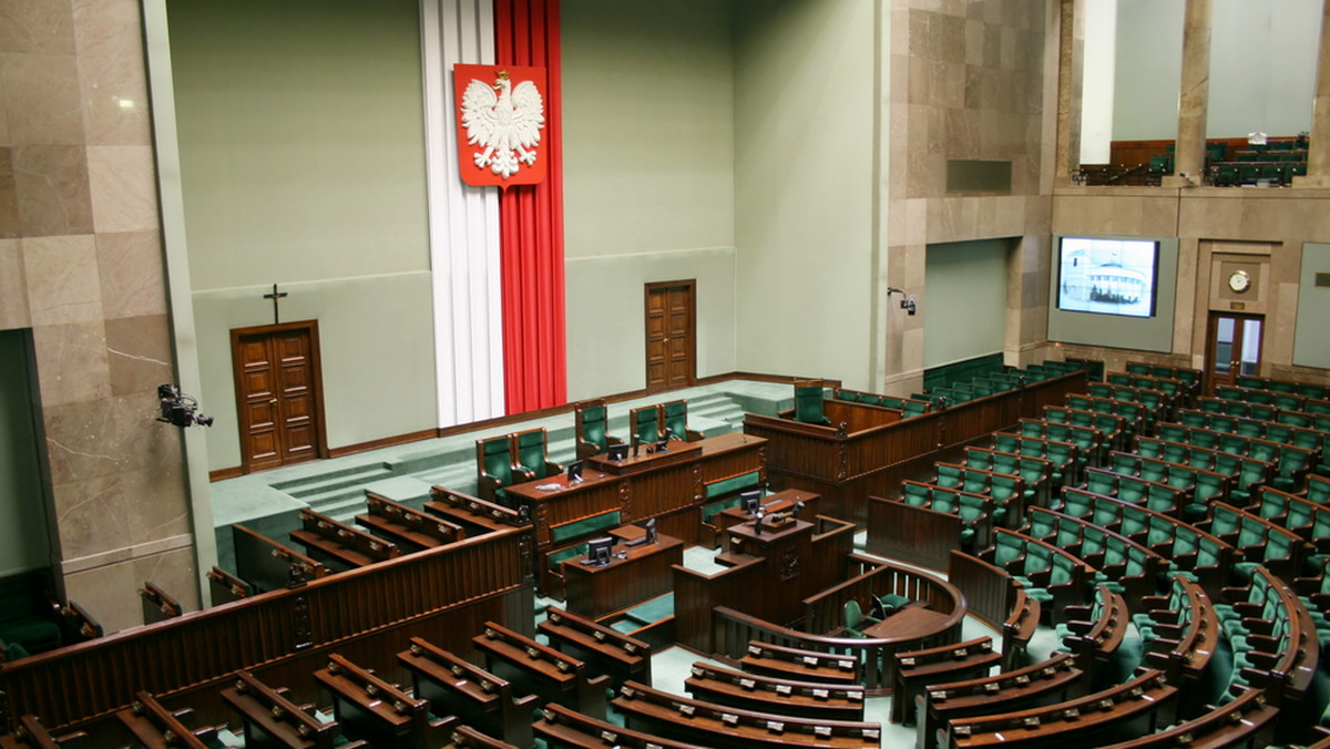 Sejm odrzucił dziś większość poprawek Senatu do ustawy o uzgodnieniu płci. Senatorowie chcieli m.in. zniesienia trzymiesięcznego terminu na rozpatrzenie przez sąd wniosku o uzgodnienie. Teraz ustawa trafi do prezydenta.