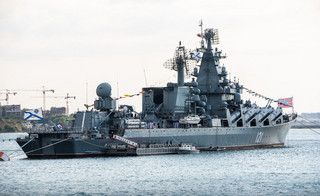 Rosyjski krążownik Moskwa przewrócił się i zaczął tonąć