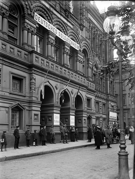 Bizantyjsko-rosyjska fasada pałacu w roku 1916