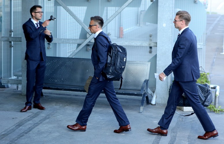 Elegancja Francja. Kadrowicze Nawałki 'pod krawatem' polecieli na ME