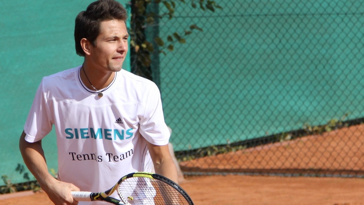 Marcin Gawron, po wygranej w pierwszej rundzie z Hiszpanem Gerardem Granollersem-Pujolem 6:2, 6:2 awansował do 1/8 finału challengera ATP na kortach ziemnych w Casablance (z pulą nagród 30 tysięcy euro). Teraz polski tenisista zmierzy się z Czechem Ivo Minarem.