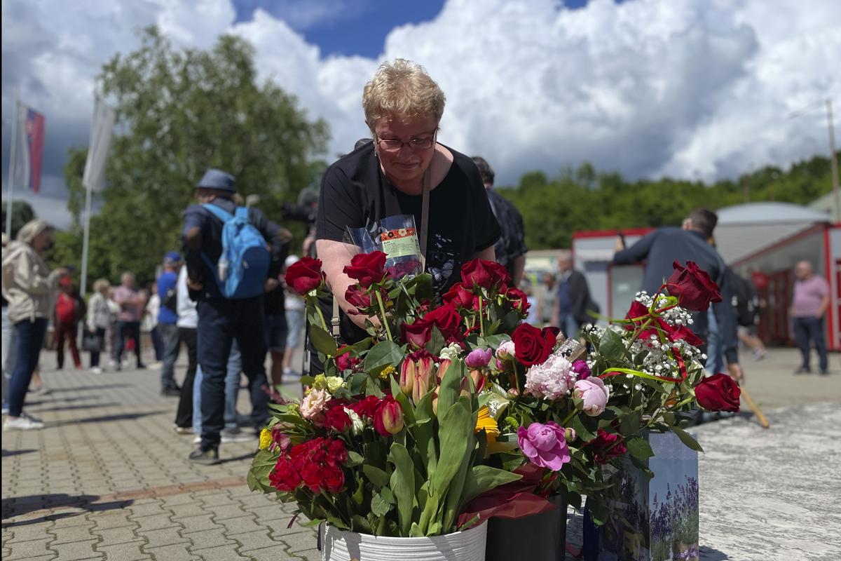Virágok, feliratok, emberek a besztercebányai kórháznál - mi történt Ficoval? - Fotók