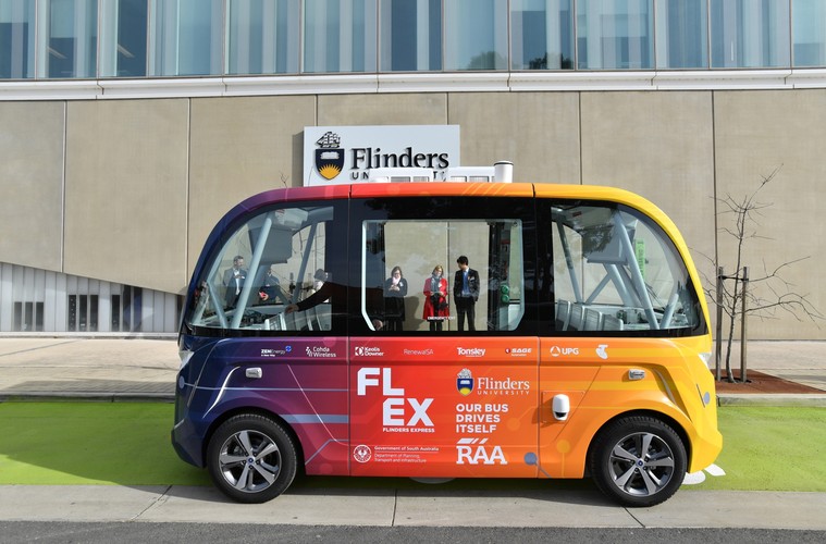 Zaprojektowany przez francuzów elektryczny pojazd Navya Arma może przewozić do 15 pasażerów z prędkością do 40 km/h, ale podczas próby jego prędkość będzie ograniczona do 30 km/h. Dla zapewnienia bezpieczeństwa FLEX będzie kontrolowany przez opiekuna pokładowego, który jednocześni ma za zadanie informować użytkowników o technologii.