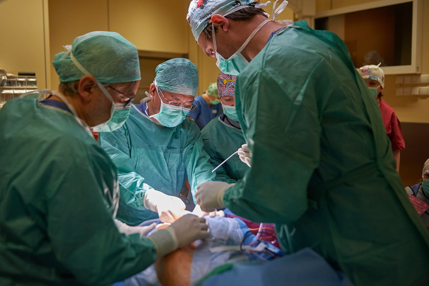 Przed niespełna dwoma laty prof. Wojciech Maksymowicz oraz Isao Morita przeprowadzili pierwsze w Polsce operacje wszczepienia stymulatorów rdzenia kręgowego u osób w śpiączce.