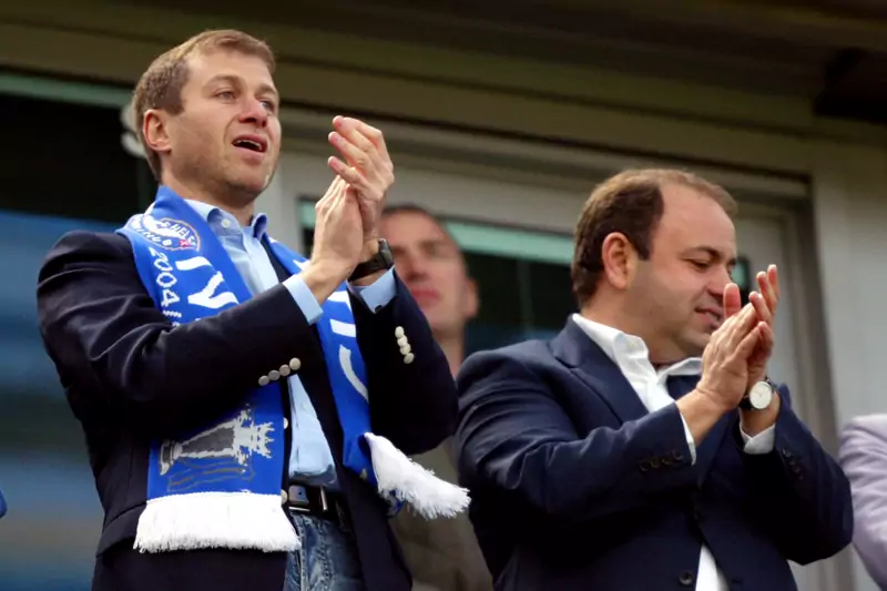Roman Abramowicz (po lewej) w towarzystwie innego rosyjskiego miliardera Jewgienija Szwidlera podczas meczu Chelsea
