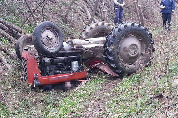 Slika broj 1077973. Prevrnuo se traktor kod Kruševca, poginula žena