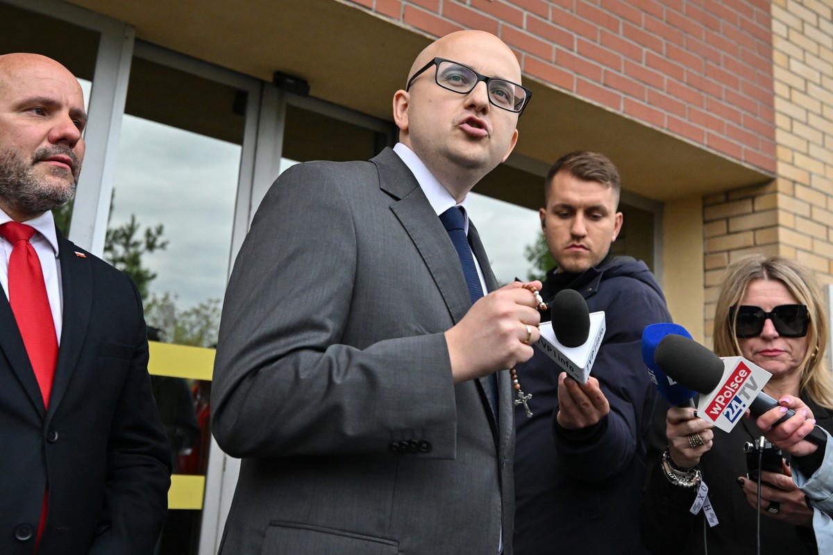Poseł PiS Dariusz Matecki opuszcza Areszt Śledczy w Radomiu.