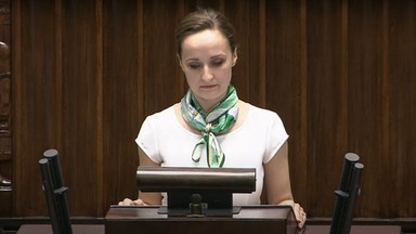 Karinie Bosak załamał się głos na mównicy sejmowej. Posłowie Konfederacji wstali z miejsc