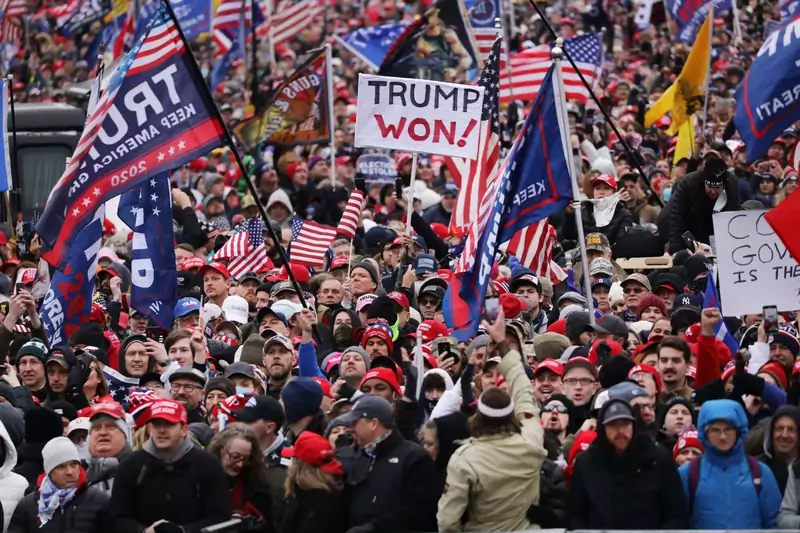 Tłum protestujących przed budynkiem Kapitolu w USA