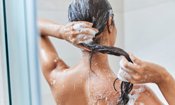 Jak często należy myć włosy? Oto dlaczego nie można tego robić codziennie