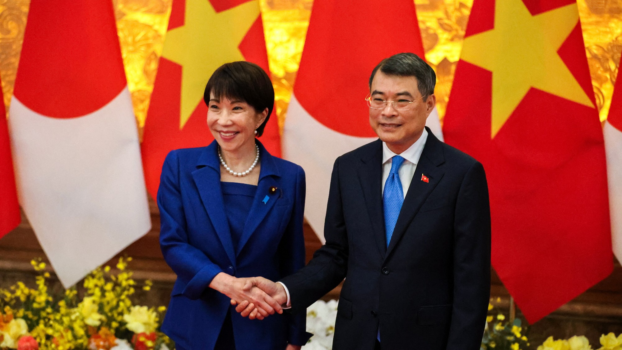 Japonská premiérka Sanae Takaičiová s vietnamským premiérom Le Minh Hungom.