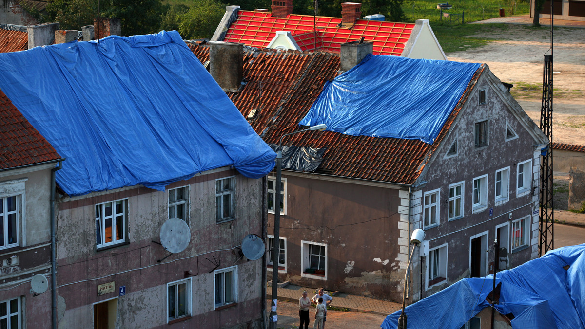 Samorząd województwa warmińsko-mazurskiego przekaże w środę 1 mln zł na remonty budynków użyteczności publicznej w Bisztynku, uszkodzonych przez niedawne gradobicie - poinformował marszałek Jacek Protas po spotkaniu z władzami poszkodowanej gminy.