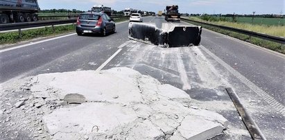 Szok na A4! Na autostradę spadł kawał betonu