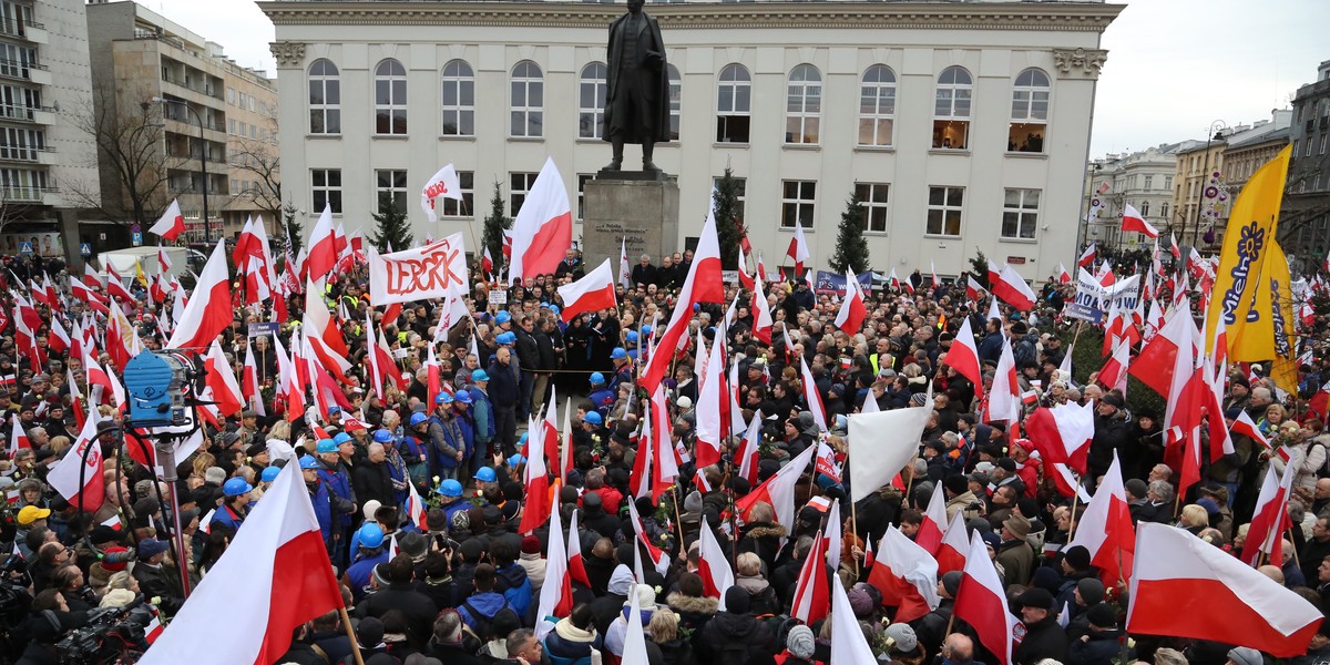 Marsz PIS w obronie mediów w rocznicę stanu wojennego