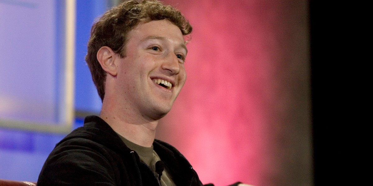 Założyciel Facebooka Mark Zuckerberg w 2007 roku. Firma już wtedy miała normalne biuro