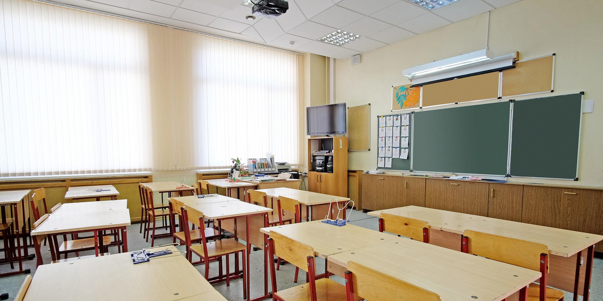 W Polsce uczniowie od 1 września nie będą nosić w szkole maseczek - zapowiada minister, a brytyjscy naukowcy przestrzegają przed nieodpowiedzialnym otwarciem szkół