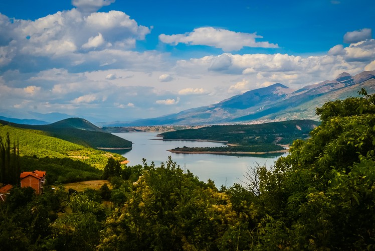 <strong>Jezioro Debar</strong>
<br></br>
Na zachodnim krańcu Macedonii, tuż przy granicy z Albanią leży niewielkie miasto Debar - zamieszkane zresztą w większości przez Albańczyków. Chcąc tu dotrzeć ze Skopje samochodem trzeba się wybrać drogą E-65 (ok. 2 godzin jazdy, 133 km). Trasa do Debaru wiedze w końcowym fragmencie przez park narodowy Mawrowo. 
<br></br>
Debar to górzyste okolice (Dešat, Stogowo, Jablanica oraz Bistra), które malowniczo komponują się wraz ze sztucznym jeziorem o tej samej nazwie. 
<br></br>