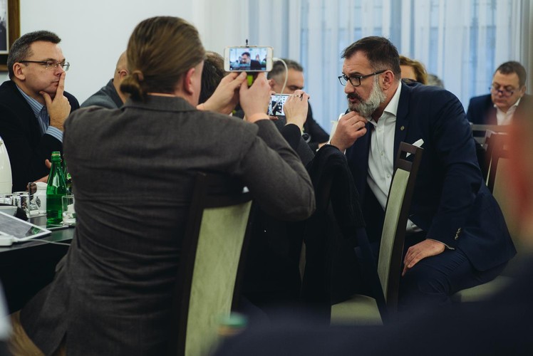 fot. Maksymilian Rigamonti
<br><br>
Planowane przez marszałka Sejmu zmiany dotyczące pracy dziennikarzy wywołały piątkowy protest opozycji. Po tym jak marszałek Sejmu wykluczył z obrad posła PO Michała Szczerbę doszło do wielogodzinnej blokady mównicy sejmowej, co uniemożliwiło prowadzenie obrad. Ostatecznie zaplanowane na piątek głosowania, w tym budżetowe, odbyły się w Sali Kolumnowej Sejmu, co opozycja uznała za działanie nielegalne. Przed Sejmem w piątek rozpoczął się protest zorganizowany przez Komitet Obrony Demokracji.