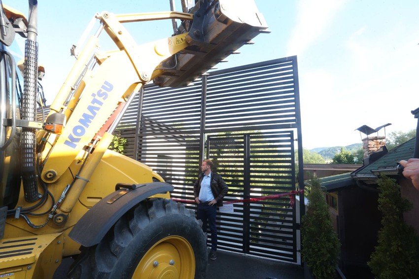 Bager i Draško Stanivuković ispred spornog kafića