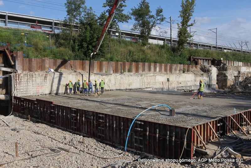 Zaglądamy pod strop stacji Stadion