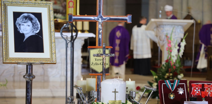 Pogrzeb Teresy Żylis-Gary. „Pięciolinia życia kończy się nutami łez”